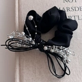 Dettaglio di un elastico scrunchie in raso nero con frangia di perline argentate lucide - 3# Scrunchie Nero Fiocco Nero