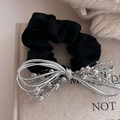 Dettaglio di elastico per capelli in raso nero con grande fiocco di perline argentate - 4# Scrunchie Nero Fiocco Argento