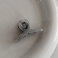 Dettaglio della molletta per capelli in acetato marmorizzato con molla in metallo oro - Molla a Incrocio / Grigio (9#) / Piccolo