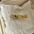 Zoete gele avocado haarklem van acryl met 3D-fruitontwerp en tekstdetail - Avocadogeel