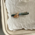 Detailopname van de creatieve bananenvormige haarklem met gouden snavelclip metaal - Banaan Blauw