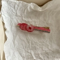 Roze donut haarspeld met de tekst Love will last forever op een metalen ondergrond - Perzik Roze