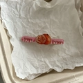 Detail einer süßen Obst-Haarspange mit 3D-Orangen und Happy Oranges Aufdruck - Orangenrosa