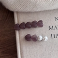 Dettaglio di perle a cuore in resina viola e perle bianche su fermagli per capelli - Set Fermagli Capelli Cuore Viola (3#)