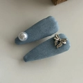 Dettaglio di fermagli in denim blu con perla sintetica bianca e fiocco in metallo argento - Stile Denim Chiaro Perla (4#)