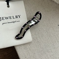 Detail of wavy metal hair clip with black enamel finish and pink polka dots pattern - Black Pink Dot Hollow Wave