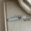 Süße Haarklammer mit blauem Karomuster und goldener Schleife auf beigem Stoff - Blau Weiß Gingham Gold Schleife und Band Schleife Stil