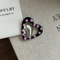 Dettaglio della clip per capelli a cuore a pois con smalto nero e base in metallo - Stile Punto Rosa Vuoto Cuore