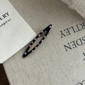 Dettaglio del fermaglio per capelli Y2K a pois neri e rosa su sfondo in tessuto - Stile Punto Rosa Vuoto Ovale Lunga