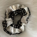 Elastico per capelli a quadri con pizzo e bottone decorativo in legno - Elastico Quadri Neri Con Bottone