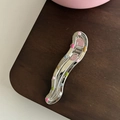Vue détaillée de la pince à cheveux argentée ondulée avec des pois colorés sur bois - Argent Ondulé Ajouré Avec Pois