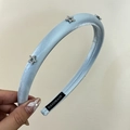 Cerchietto imbottito in raso azzurro con tre stelle argentate decorate con strass - Blu