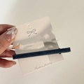 Fermaglio per capelli in denim blu scuro con cartoncino logo fiocco per donna - Fermaglio a Becco d'Anatra in Denim Blu Scuro