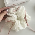 Chouchou élégant en organza blanc avec nœuds roses pour une coiffure de style français - Blanc
