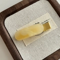Dettaglio del fermaglio per capelli effetto marmo giallo con base in metallo dorato - Fermaglio Capelli Ovale Giallo (6#)