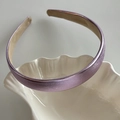 Détail d'un serre-tête métallique violet clair sur plat en coquillage blanc avec ombre - Violet