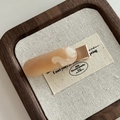 Dettaglio del fermaglio per capelli in resina beige marmorizzata con base in oro rosa - Milk Tea Oval Hair Clip (5#)