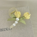 Pince à cheveux élégante fleur de tulipe jaune avec ruban vert et perles blanches - Jaune