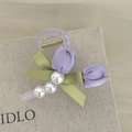 Détail d'une pince à cheveux tulipe violette avec nœud en soie et perles - Violet