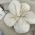 Elegante crème stoffen bloem haarelastiekje met satijnen afwerking en vijf bladeren design - Wit