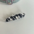 Dettaglio del fermaglio per capelli in rete nera con strass a stella e perle bianche - Nero Ovale Pizzo Bianco Stella
