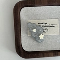 Pinza para pelo nube con purpurina gris oscuro y estrellas en bandeja de madera - Estilo Nube Estrella Gris / Gris