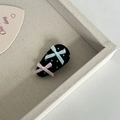 Detailansicht der gepunkteten Haarspange mit hellblauen und rosa Schleifen aus Stoff - Schwarz Weiß Punktemuster Oval Wassertropfen Doppel-Schleife