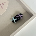 Detailansicht der Haarspangen mit Polka-Dots und blau-violetten Satin-Schleifen - Schwarz Weiß Punktemuster Oval Doppel-Schleife