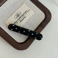 Dettaglio di un fermaglio in pelle nera con strass colorati su cartoncino - Nero Ovale Lungo Strass Colorato