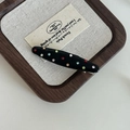 Dettaglio di un fermaglio nero con strass colorati su vassoio in legno - Nero Striscia Lunga Strass Colorato