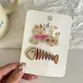 Details von cremefarbenen Katzen-Haarspangen und Regenbogen-Fischgräten-Haarschmuck - Katze Und Fischgräte Set