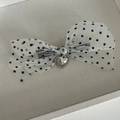 Nahaufnahme der weißen Haarklammer aus Netzstoff mit schwarzen Punkten und Herzanhänger - 3# Weiß Polka Dot Schleife Herzanhänger Clip