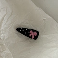 Detailansicht der glänzenden gepunkteten Haarklammer mit einer rosa Schleifendekoration - Schwarz Weiß Punktmuster Tropfen Rosa Schleife