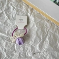 Grazioso elastico per capelli lilla con fiore di perle bianche e petali in tessuto - Elastico per Capelli Fiore Viola
