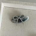 Dettaglio della molletta per capelli marmorizzata con fiocco di perline argento - Stile 1 / Ovale Grigio con Fiocco di Perle