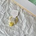 Elastico per capelli a tulipano in seta gialla con perle bianche su carta espositiva - Elastico per Capelli Fiore Giallo