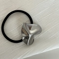 Elastico per capelli nero con grande ciondolo a cuore in metallo argentato irregolare - Cuore Piegato Argento Bianco