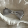 Detalle de pinza para el pelo de satén plateado con adorno de mariposa de cristal - Estilo Lazo Plateado Mariposa de Strass