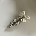 Details der silbernen Schleifen-Haarklammer mit klaren Strasssteinen und rundem Metallelement - Weiß Strass Weiß Schleife Stil