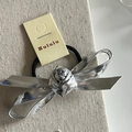 Eleganter silberner Haargummi mit Schleife, Rosendetail und schwarzem Gummiband - Große Silberne Schleife Blume Haarseil
