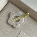 Blumen Haarspange aus Harz mit Rosenmuster und stabilem Entenschnabelclip aus Metall - Weiße Blume mit Gelbem Clip