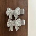 Detailansicht von zwei silbernen Glitzerschleifen-Haarspangen mit grauem Stoffbezug - 3# Graue Schleifen-Haarklammern