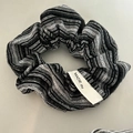 Elastico per capelli classico a righe bianche e nere con tessuto elastico e dettagli - Elastico per Capelli a Righe Orizzontali Grigio Nero