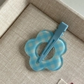 Detailansicht der blau-weiß schachbrettgemusterten Blumen-Haarklammer mit Entenschnabel - Blau Gingham Blume Haarclip