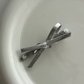Dettaglio macro di un fermaglio per capelli a fiocco con paillettes argento scintillanti - Fermaglio Lungo Fiocco Paillettes Argento