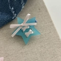 Dettaglio molletta a stella azzurra traslucida con fiocco di nastro rosa decorativo - Fermaglio Fiocco Stella Blu (6#)