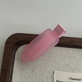Dettaglio di un fermaglio per capelli in acrilico rosa opaco con design minimalista - Rosa scuro