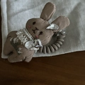 Detalle de coletero de conejo en tela marrón con bordado y colgante de corazón metálico - Coletero Conejo Marrón Cordón Teléfono Marrón
