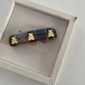 Bären-Haarclip aus Acetat mit Karomuster und drei goldenen Metallbären-Verzierungen - Blau & Kaffee Gestreifter Bär