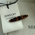 Elegante schildpad haarklem met veelkleurige steentjes op een displaykaart - Schildpad Lange Boog Strass Haarclip